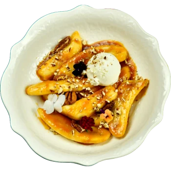 Жареный банан в солёной карамели, сливочным мороженым и орехом пекан